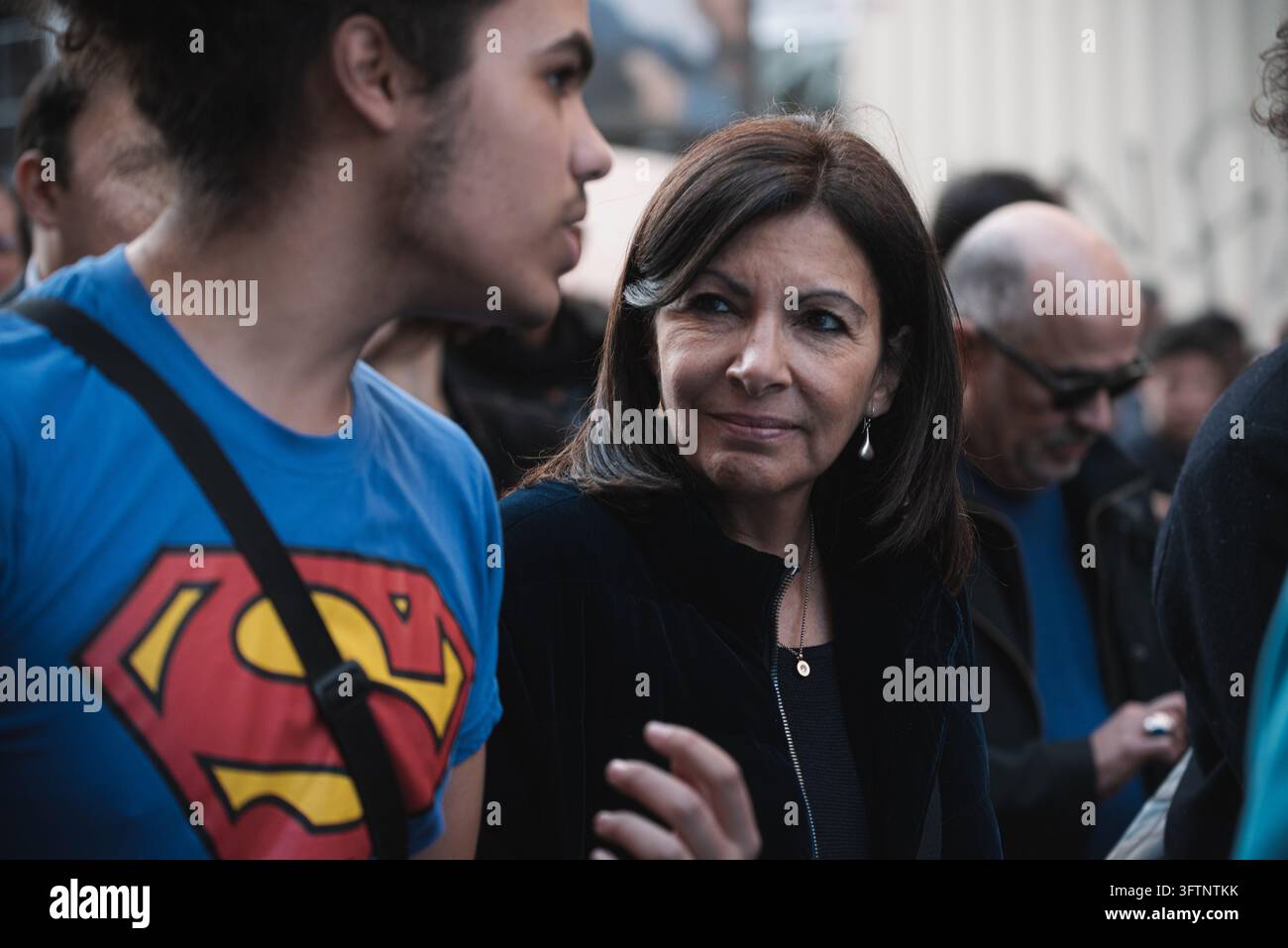 Paris, Frankreich - 22. Februar 2019: Die Bürgermeisterin von Paris, Anne Hidalgo, nimmt an dem Jugendklimamarsch neben jungen Demonstranten in Paris teil. Stockfoto