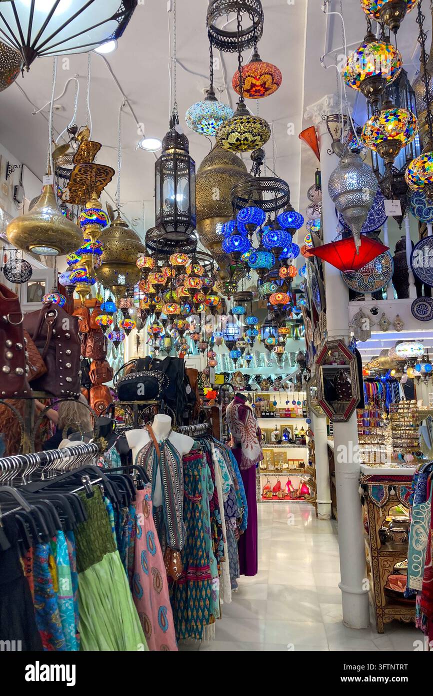 MALAGA, SPANIEN - 30. AUGUST 2026: Die Erkundung eines arabischen Souvenirladens offenbart traditionelle Handwerke, dekorative Keramiken, farbenfrohe Textilien und kulturelles Geschenk - Smartphone-aufgenommenes Stockfoto