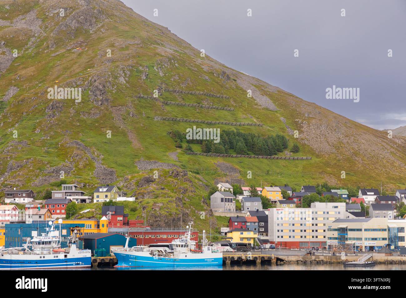 Eine Ansicht von Honningsvag, Fylke Finnmark, Norwegen. Eine Lawinensperre ist auf dem Berg zu sehen. Stockfoto