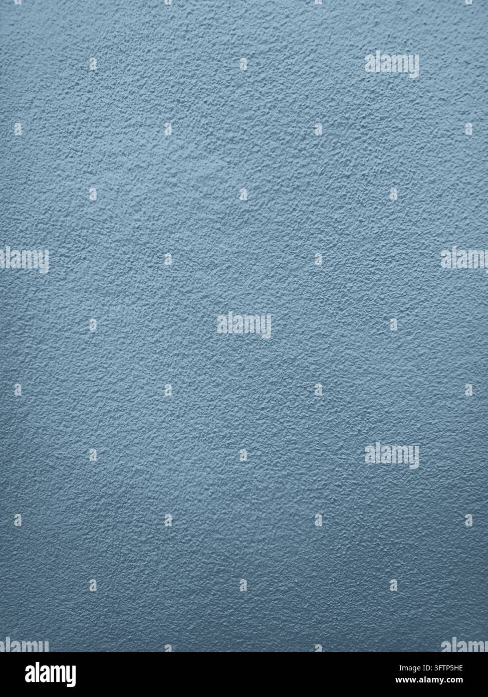 Schieferblaue Betonwandtextur mit rauer Putzoberfläche und subtilen Tonvariationen, ideal für Hintergründe, Innenräume, Architektur und Design - Smartphone-aufgenommenes Stockfoto