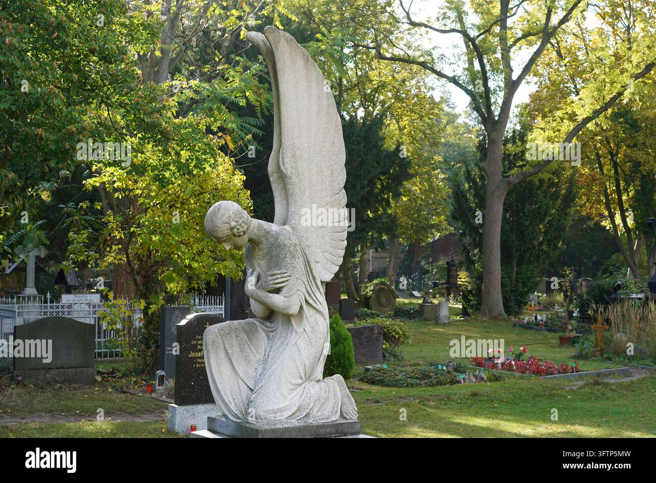 Berlin, Deutschland – 16. Oktober 2026: Kniender Friedhofsengel von Josef Limburg (1919) am St.-Hedwigs-Friedhof entlang der Liesenstraße in Berlin-Mitte. Stockfoto
