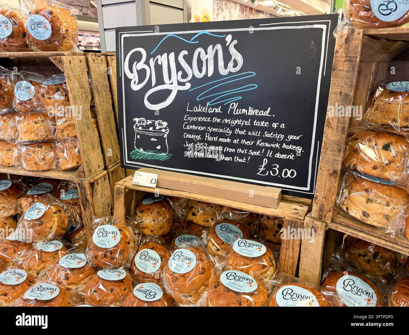 Brysons Plumbread, ein getrocknetes Obstbrot mit Rosinen und Sultaninen, zum Verkauf im Supermarkt Booths, Keswick, England, UK - Smartphone-aufgenommenes Stockfoto