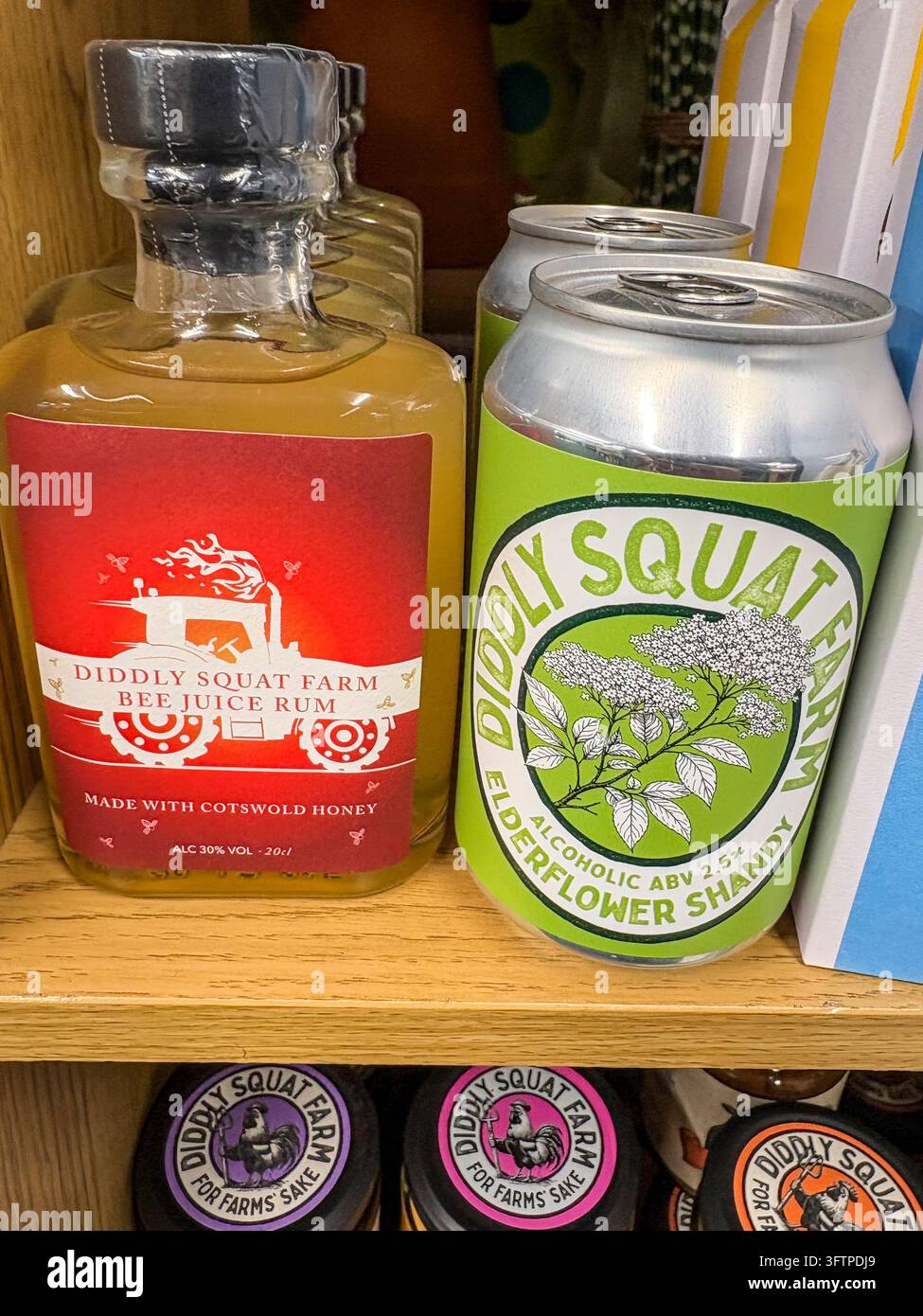 Diddly Squat Farm, Bienensaft-Rum und Holunderblüten-Shandy in einer Dose zum Verkauf in einem Bauernladen in Ramsbottom, Greater Manchester, England, UK Stockfoto