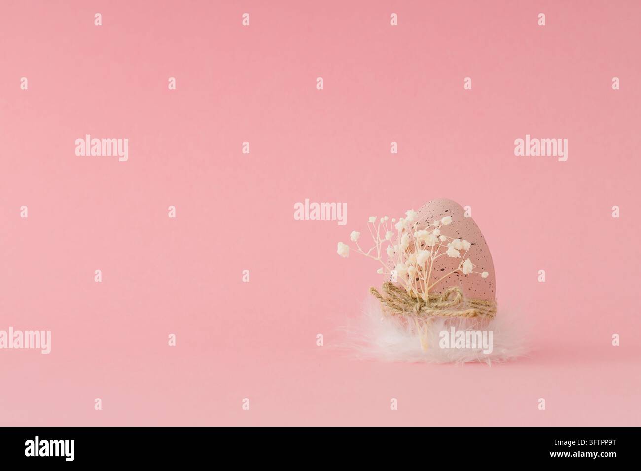 Frühlingskomposition mit pinkem Ei auf pastellrosa Hintergrund. Minimales Osterkonzept. Kreatives festliches Feiertagslayout. Osterästhetik. Stockfoto