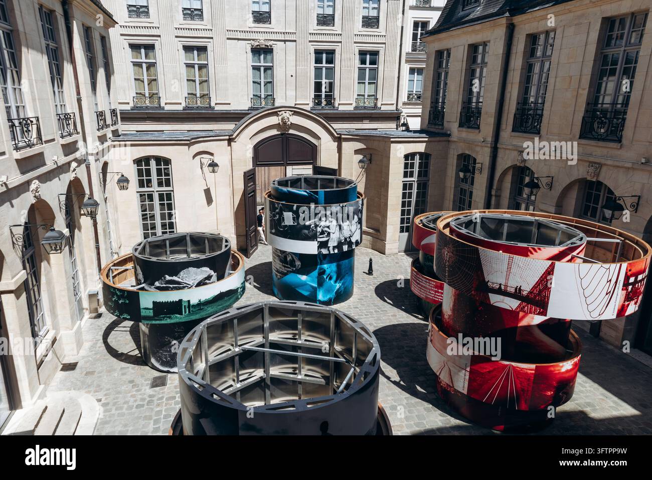 Paris, Frankreich – 25. Mai 2026: Vorübergehende zeitgenössische Kunstinstallation im Innenhof des Dover Street Market Paris im historischen Hotel de Coulanges Stockfoto