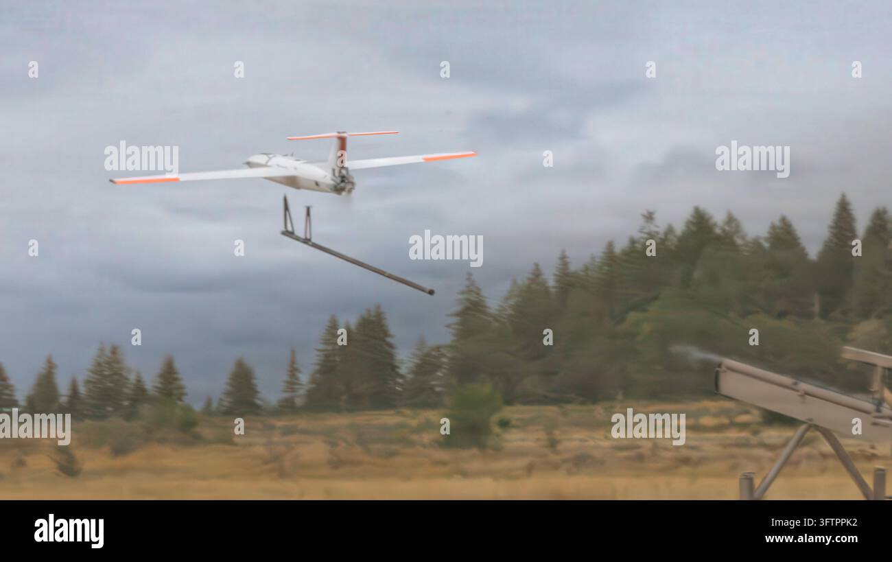 Tacoma, Vereinigte Staaten von Amerika. 27. August 2026. Eine Outlaw G2-Drohne wird von Soldaten der 7. Infanteriedivision (Multi-Domain Command - Pacific) der U.S. Army während der Flugausbildung und Qualifikation für die Übung Bayonet Thrust IV am 27. August 2026 auf der Joint Base Lewis-McChord, Washington, gestartet. Credit: SSgt Christian Morton/U.S. Army Photo/Alamy Live News Stockfoto