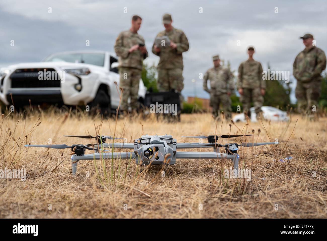 Tacoma, Vereinigte Staaten von Amerika. 02. September 2026. Ein Skydio X10D kleines unbemanntes Luftfahrtsystem, gepaart mit einem VT300-L-Sensorpaket zur Verkürzung der Inspektionszeiten bei C-17 Globemaster III Flugzeugen, ruht im Gras der Joint Base Lewis-McChord, 2. September 2026 in der Nähe von Tacoma, Washington.Credit: A1C Frederick Barnes/U.S. Air Force Photo/Alamy Live News Stockfoto