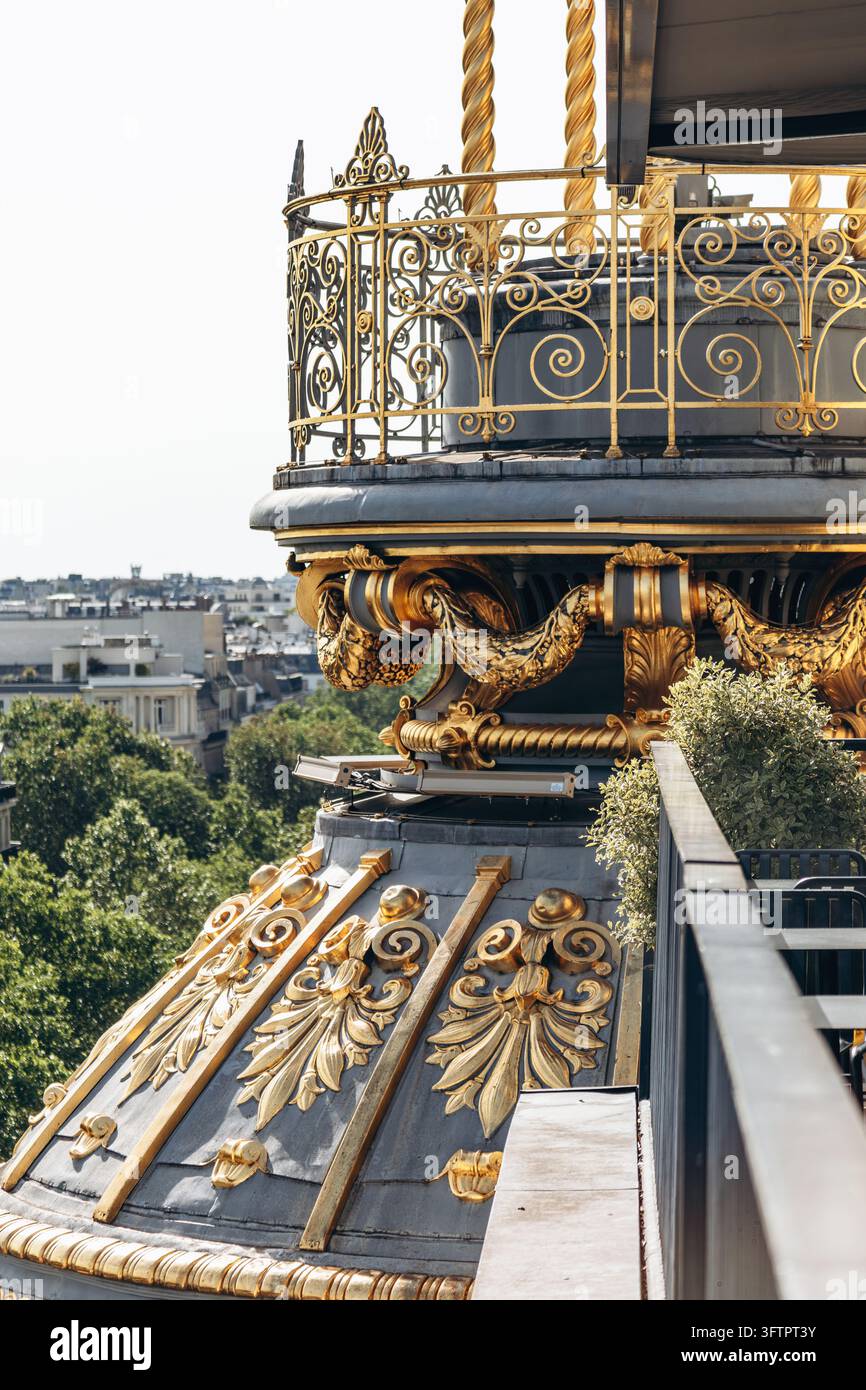 Paris, Frankreich – 23. Mai 2026: Nahaufnahme der kunstvoll vergoldeten Kuppel des Dachs des Kaufhauses Printemps Haussmann, versehen mit goldenen dekorativen Reliefs an Stockfoto