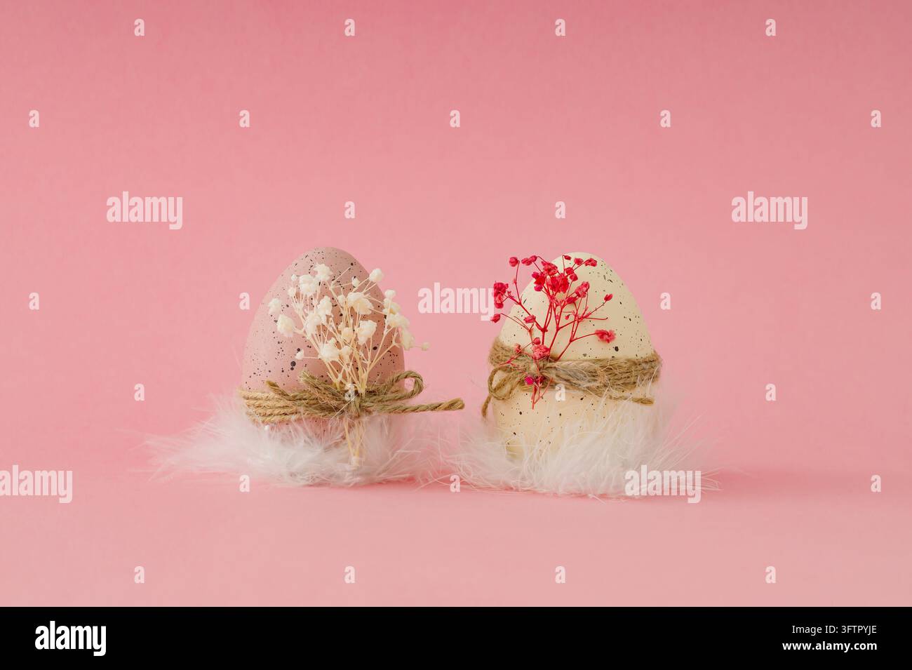 Frühlingskomposition mit Ostereiern auf pastellrosa Hintergrund. Minimales Osterkonzept. Kreatives festliches Feiertagslayout. Osterästhetik. Stockfoto