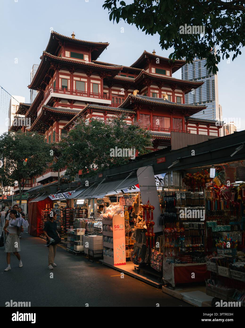 Souvenirstände vor dem Buddha-Tooth-Relic-Tempel im Chinatown von Singapur Stockfoto