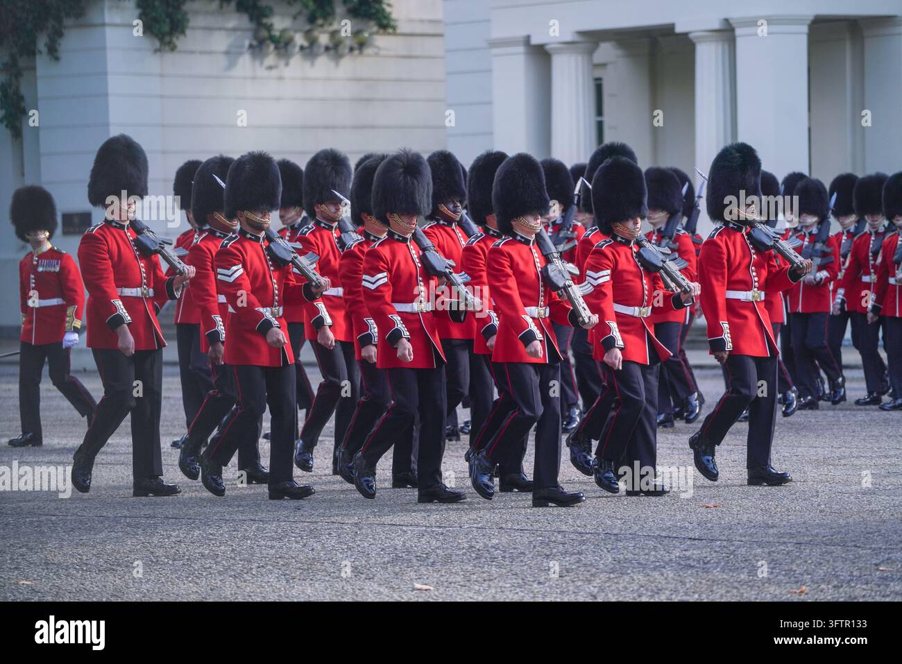 Scots Guards marschieren in der Wellington Barracks in London Stockfoto