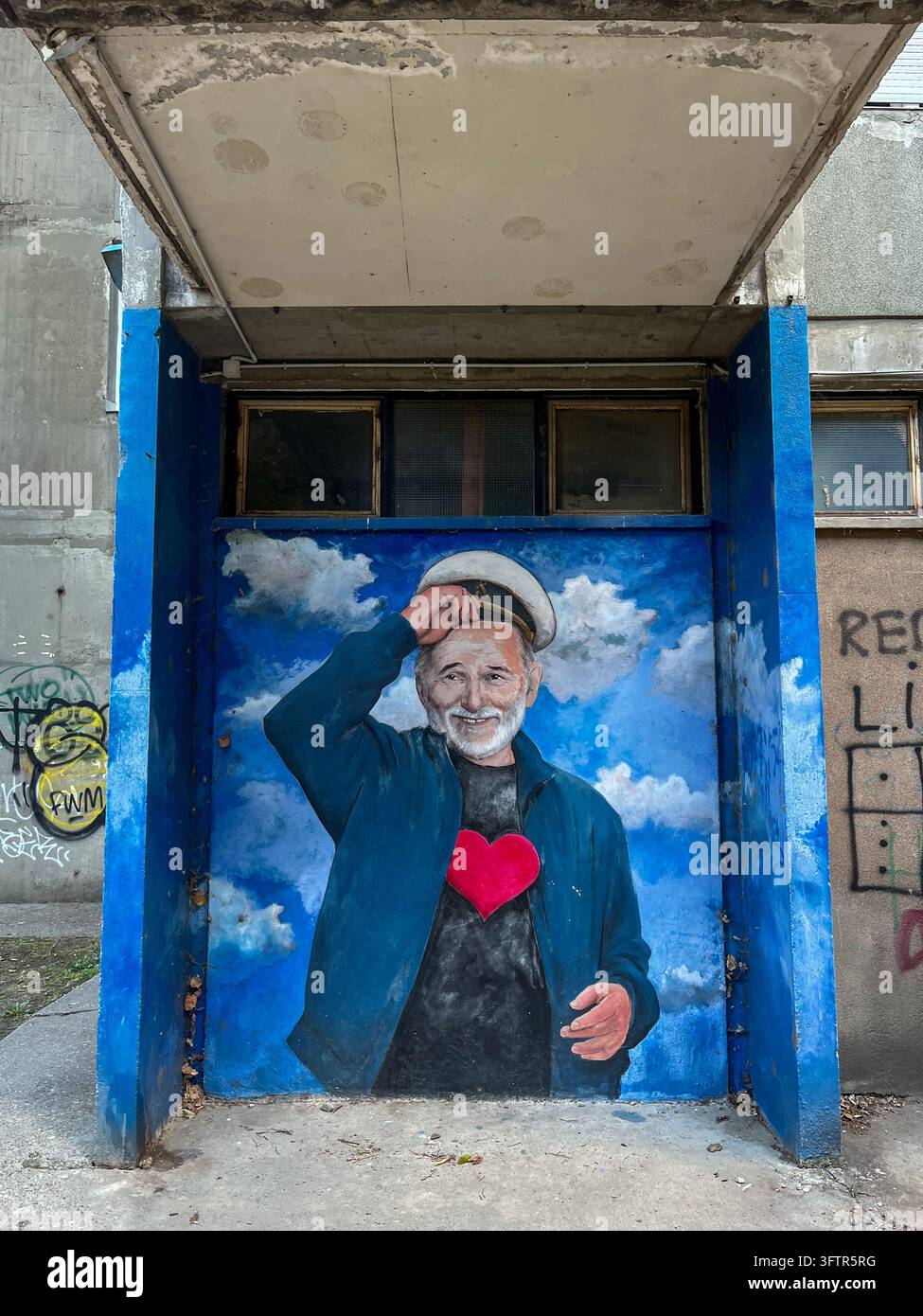 Novi Sad, Serbien – 16. Oktober 2026: Ein farbenfrohes Gedenkporträt-Mural, geschaffen vom serbischen Künstler Marko Milovic, schmückt eine vertiefte Wand - Smartphone-aufgenommenes Stockfoto