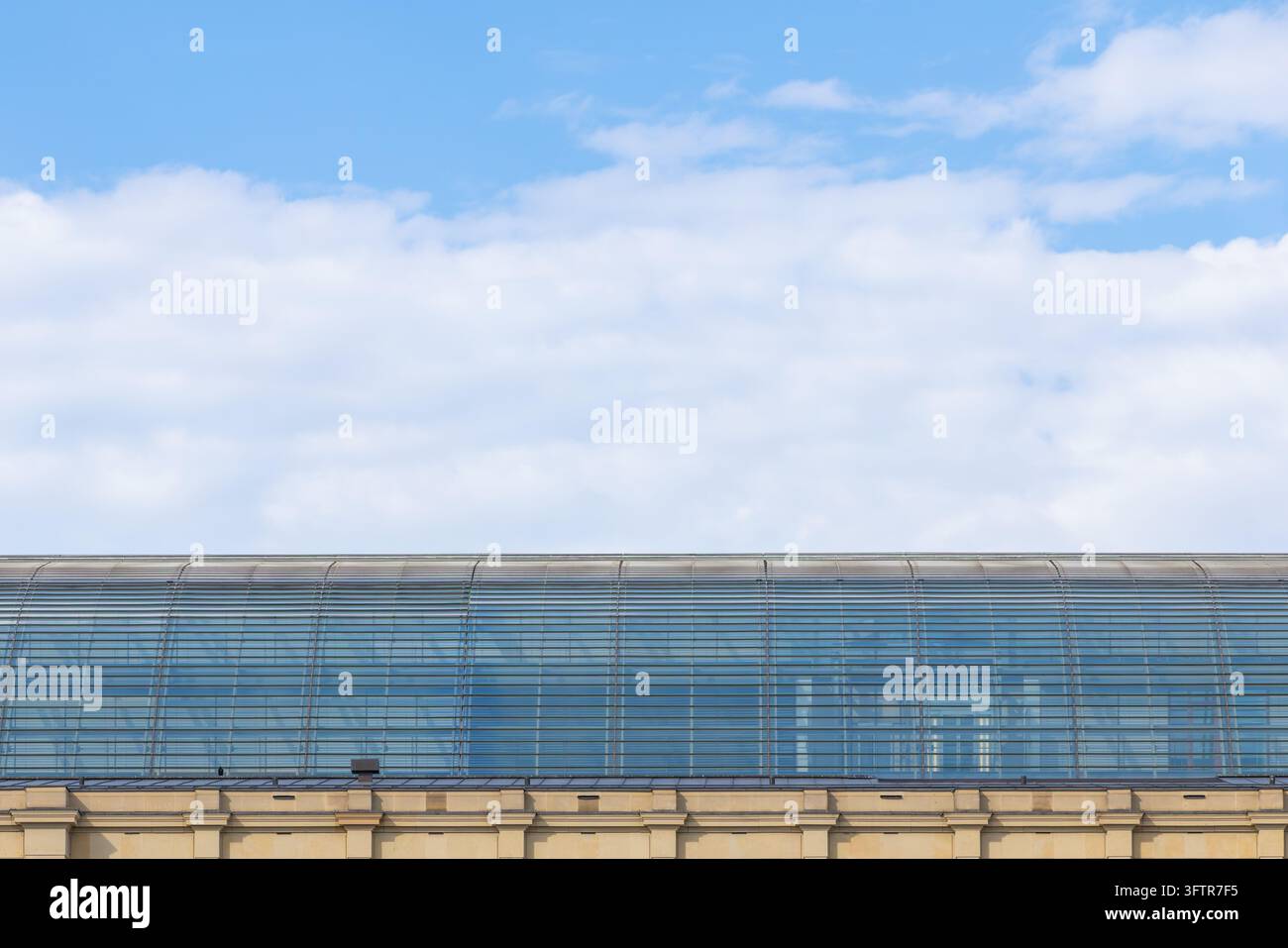Modernes Glasdach der Königsbau Passagen über historischer Fassade in Stuttgart vor blauem Himmel Stockfoto
