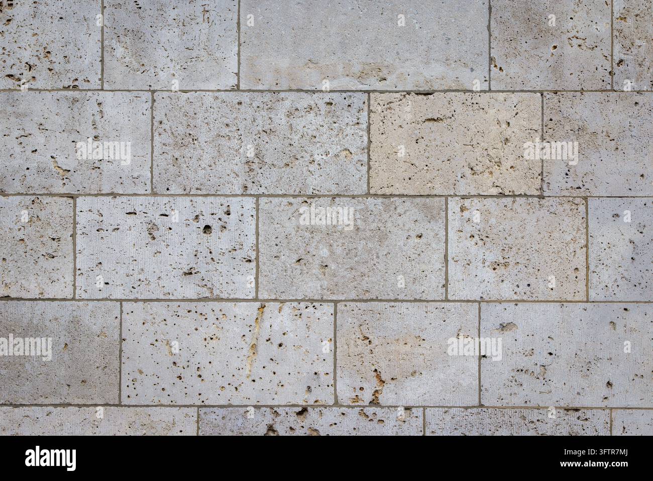Horizontale hellgraue Travertin-Steinblock-Wandtextur-Hintergrund Stockfoto