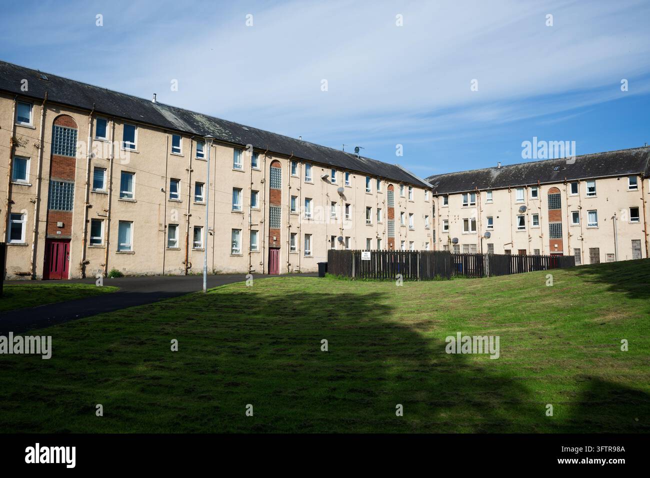 Sozialwohnungen in Reihen in der schottischen Stadt Paisley Stockfoto