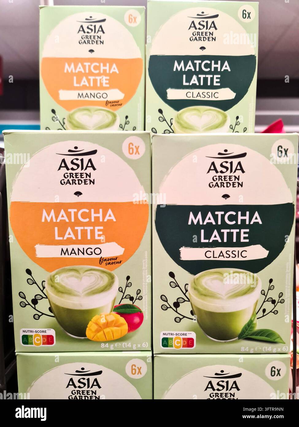 Kiel, Deutschland – 19. September 2026: ASIA GREEN GARDEN Matcha-Latte-, Mango- und Classic-Flavor-Boxen, die in einem Geschäft ausgestellt sind Stockfoto