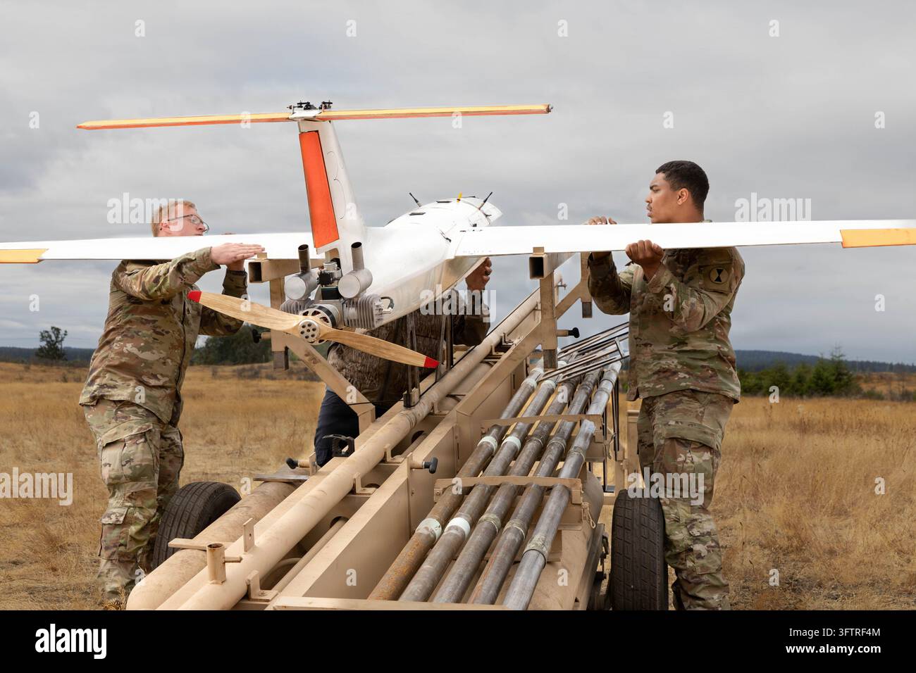 Tacoma, Vereinigte Staaten von Amerika. 27. August 2026. Soldaten der U.S. Army der 7. Infanteriedivision (Multi-Domain Command - Pacific) laden eine Outlaw G2-Drohne auf einen Abschussrampe während der Flugausbildung und Qualifikation im Rahmen der Übung Bayonet Thrust IV, 27. August 2026 in Joint Base Lewis-McChord, Washington.Credit: SSgt Christian Morton/U.S. Army Photo/Alamy Live News Stockfoto