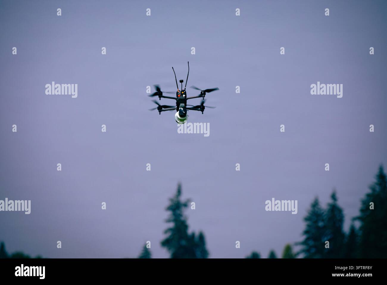 Joint Base Lewis-McChord, Vereinigte Staaten von Amerika. 06. August 2026. Eine Neros Archer FPV-Drohne mit einer Nutzlast, die von einem U.S. Army Green Beret der 1st Special Forces Group (Airborne) gesteuert wird, hebt während eines Drohnen-Trainings mit der 7th Infantry Division ab, am 6. August 2026 in Joint Base Lewis-McChord, Washington. Credit: SSgt John Bae/U.S. Army Photo/Alamy Live News Stockfoto