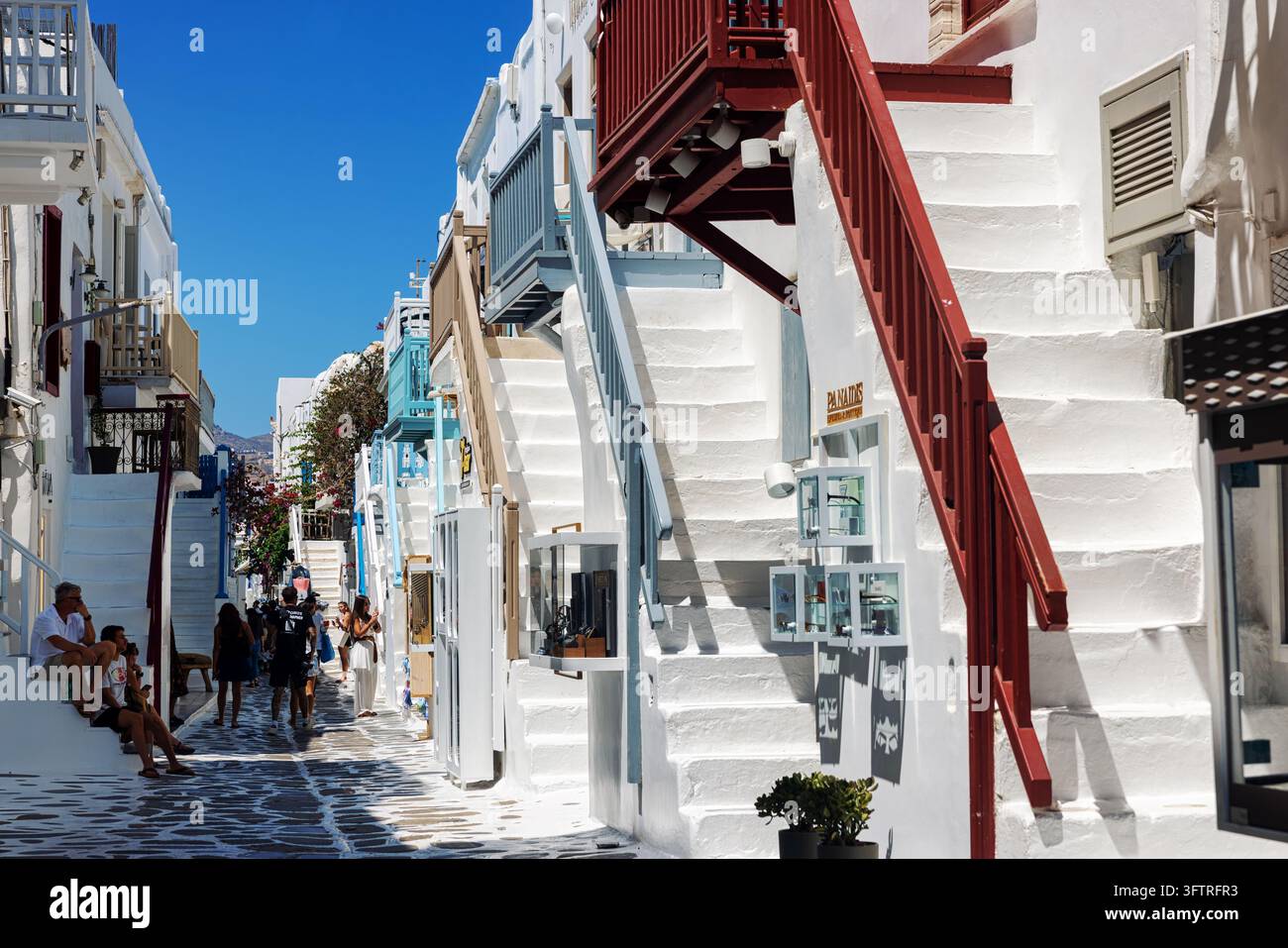Mykonos, Griechenland – 16. Juli 2026: Besucher schlendern durch die weiß getünchten Straßen, Plätze und Einkaufsviertel von Mykonos Town, einem der beliebtesten Orte Stockfoto