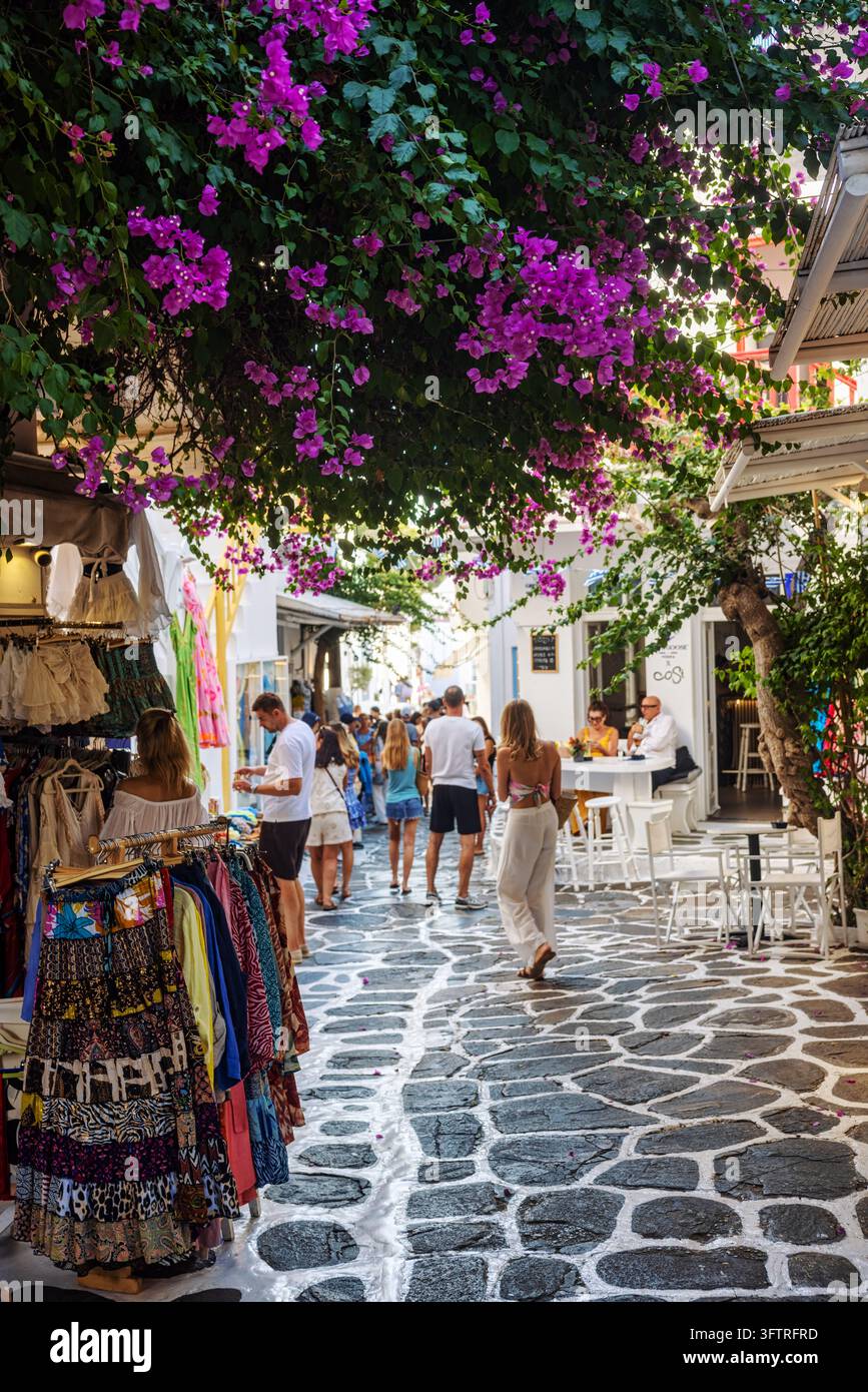 Mykonos, Griechenland – 16. Juli 2026: Besucher schlendern durch die weiß getünchten Straßen, Plätze und Einkaufsviertel von Mykonos Town, einem der beliebtesten Orte Stockfoto