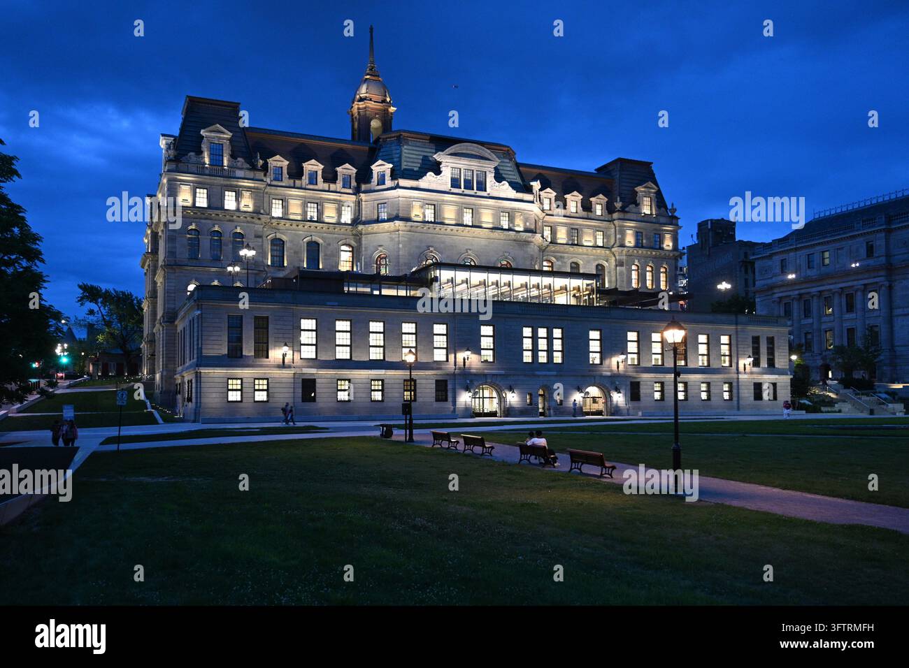 Montreal, Quebec, Kanada – 26. Juni 2026: Das Rathaus von Montreal bei Nacht. Stockfoto
