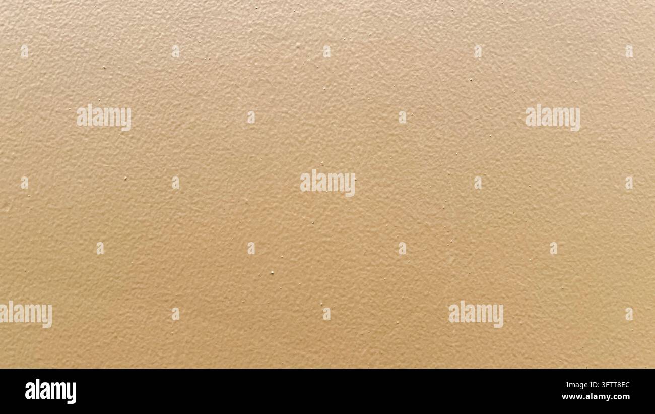 Nahaufnahme einer strukturierten orangefarbenen Pastellwand als Hintergrund Stockfoto