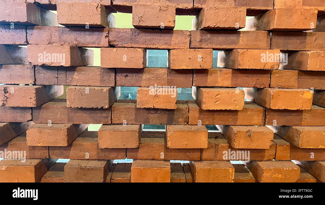 Roter und orangefarbener Ziegelwandtextur mit Laufender-Bindung-Maurermuster Stockfoto