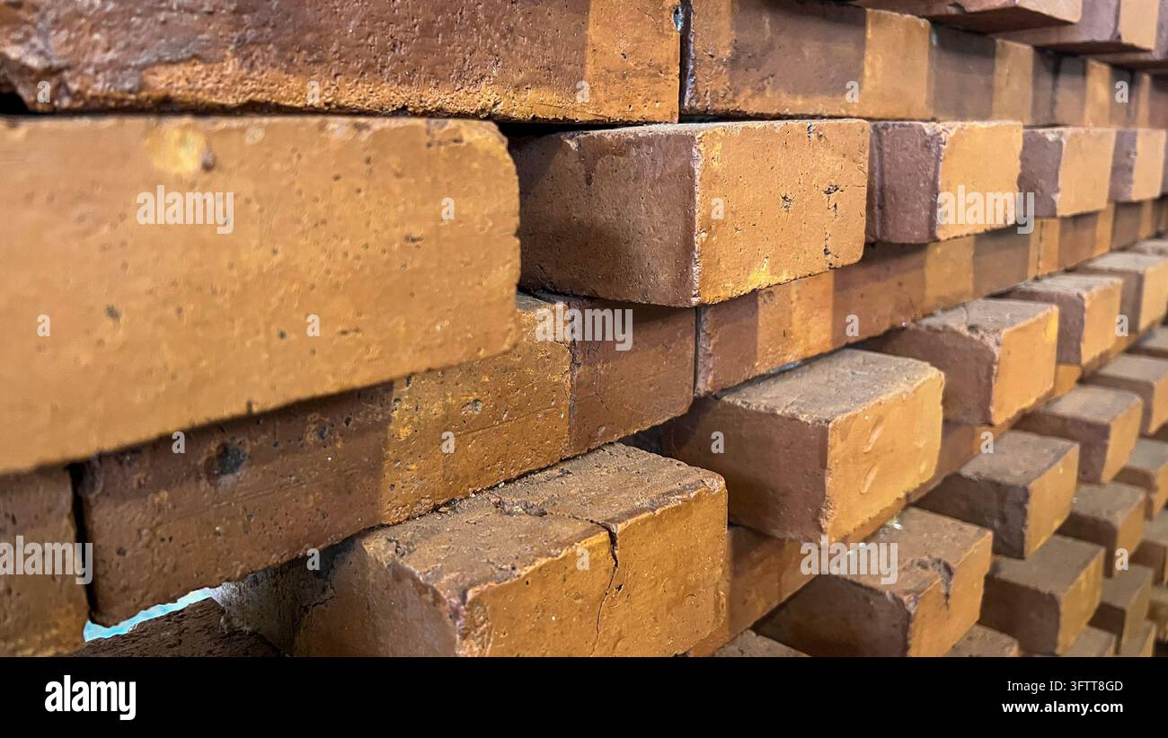 Roter und orangefarbener Ziegelwandtextur mit Laufender-Bindung-Maurermuster Stockfoto
