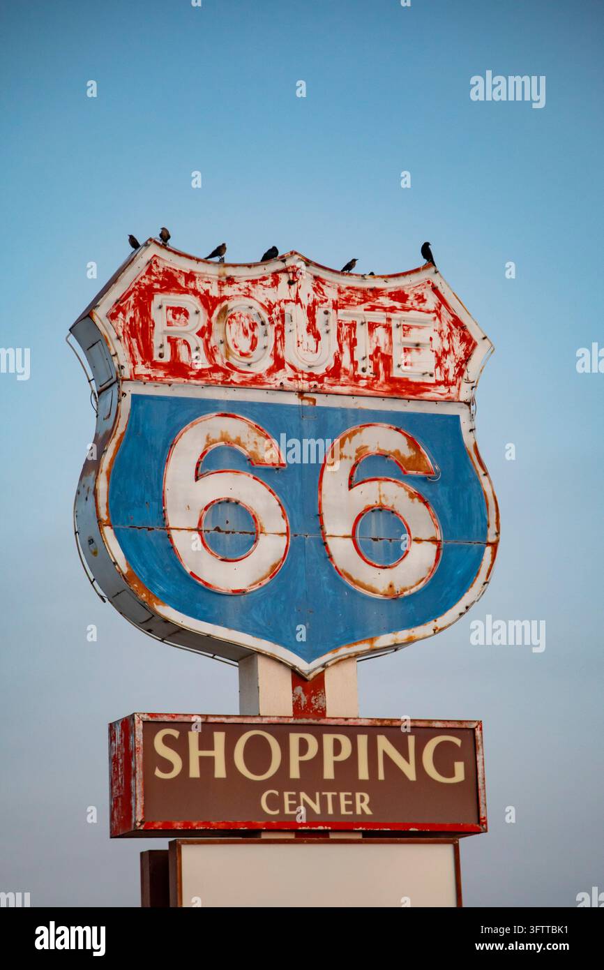 Moriarty, New Mexico - Ein altes rostiges Route-66-Schild am Route-66-Einkaufszentrum. Stockfoto