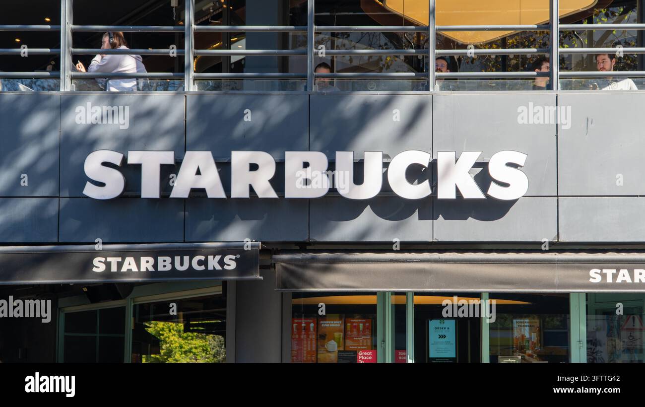 Istanbul, Türkei – 10. Oktober 2026: Starbucks-Logo-Schild an der Fassade eines Cafés in Kadikoy, einer Filiale der amerikanischen Kaffeekette, mit einem Stockfoto