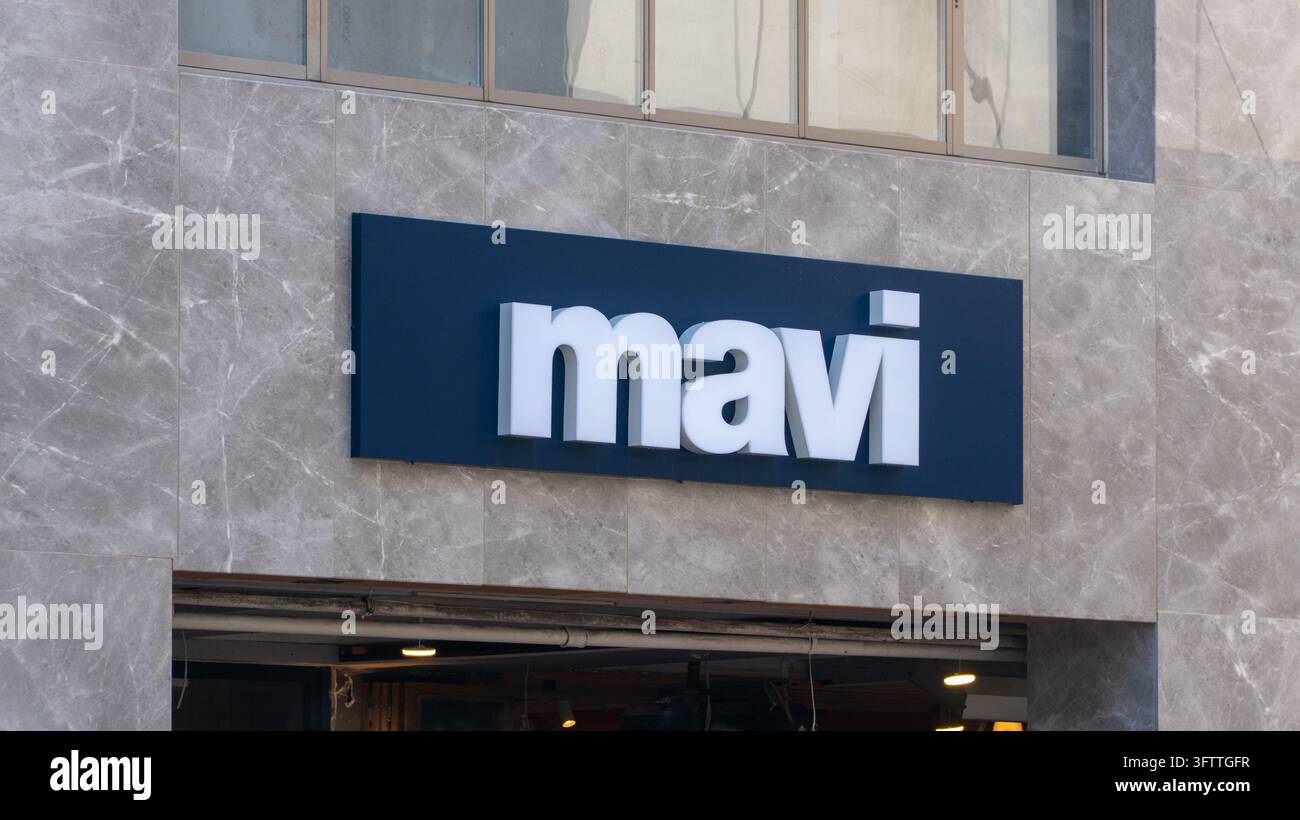 Istanbul, Türkei – 10. Oktober 2026: Mavi-Schild an einer Marmorfassade. Mavi ist eine türkische Denim- und Bekleidungsmarke, die 1991 in Istanbul gegründet wurde, bekannt Stockfoto