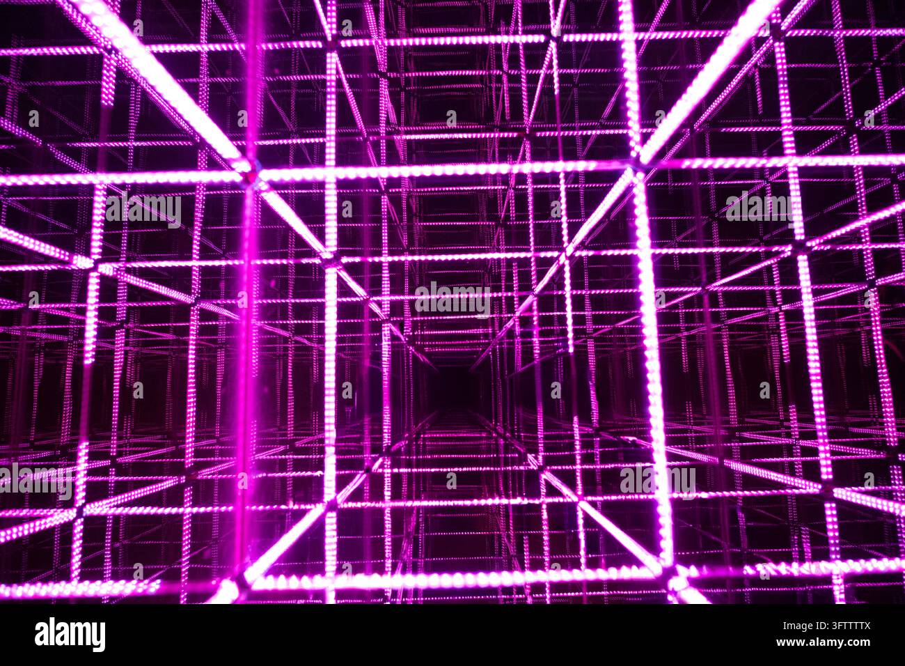 Moderne beleuchtete lila LED-Lichtinstallation mit einem Unendlichkeits-Spiegel-Geometrie-Würfel und räumlichem Lichtgitter Stockfoto