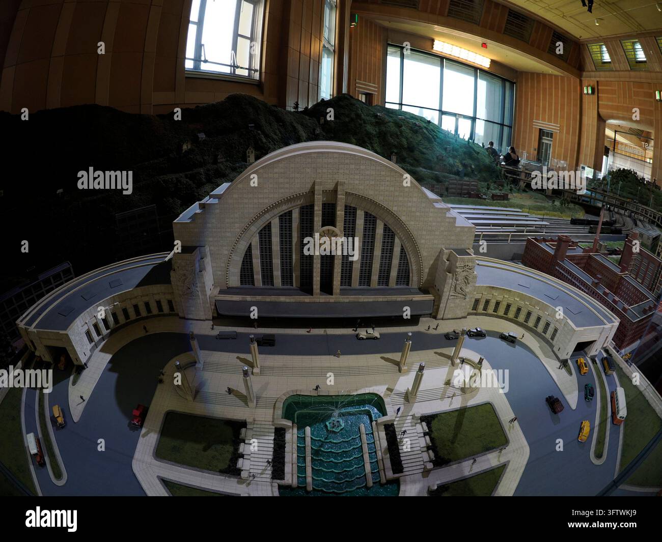 CINCINNATI, USA - 6. SEPTEMBER 2024: Detailliertes Maßmodell des Cincinnati Union Terminal mit seiner ikonischen Art-Deco-Fassade, Rotunde, Brunnenplatz, a Stockfoto