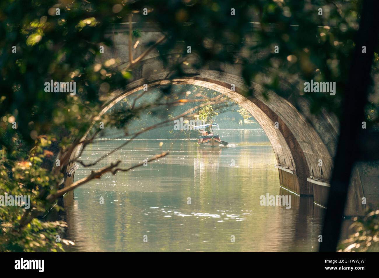 Boote gleiten unter der Steinbogenbrücke des Westsees von Hangzhou Stockfoto