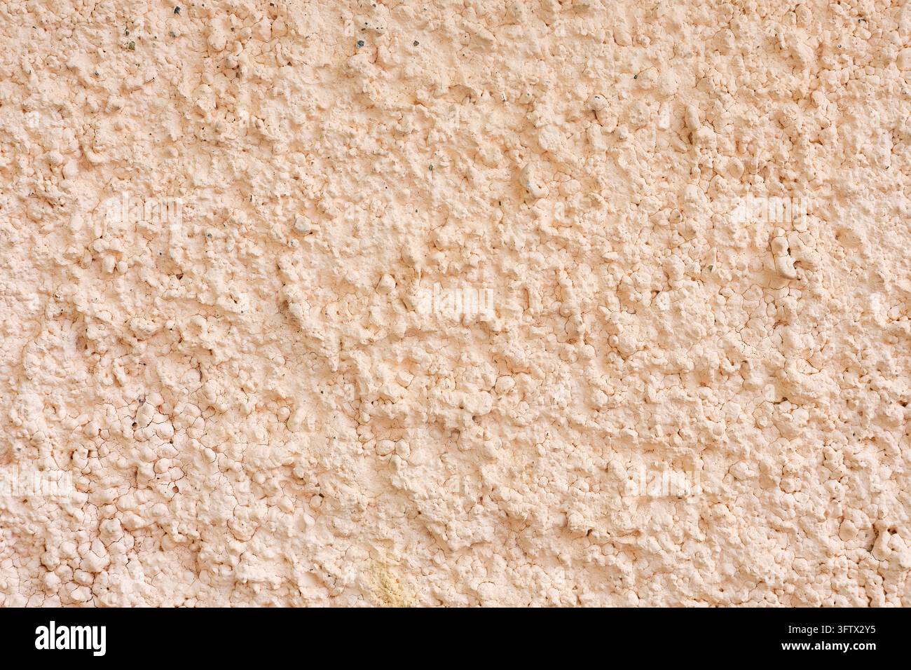 Beige Putzwandtextur mit rauer Reliefoberfläche und dekorativem Stuckmuster. Stockfoto
