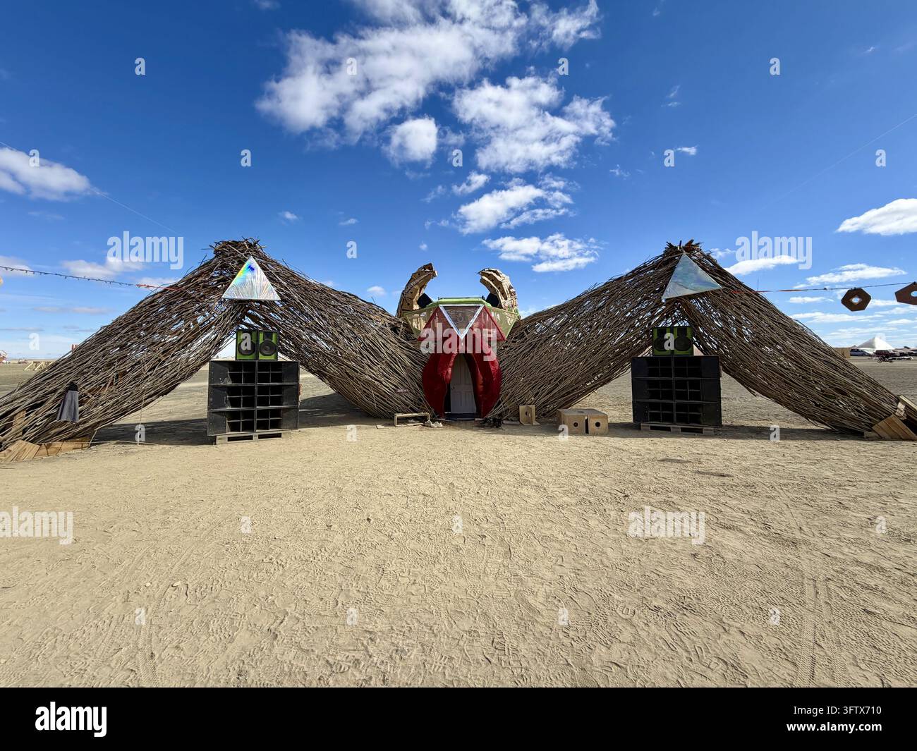 Stroh-Kunststrukturen auf der AfrikaBurn-Playa, fotografiert bei AfrikaBurn im Tankwa Karoo, Nordkap, Südafrika. Stockfoto