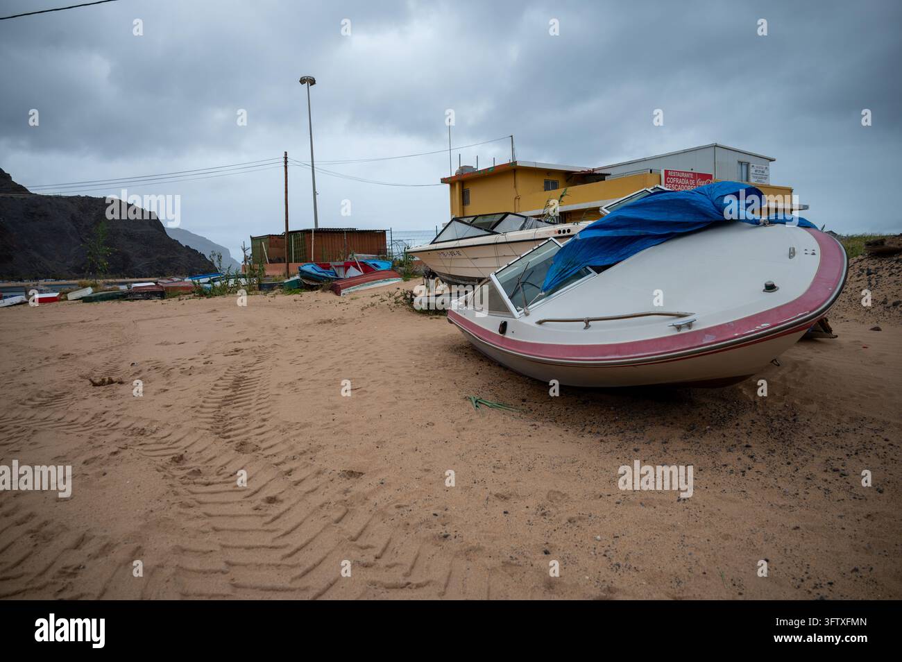 Boote an einem Strand im Gebiet von San Andres und Las Teresitas, Teneriffa, Kanarische Inseln, Spanien. Stockfoto
