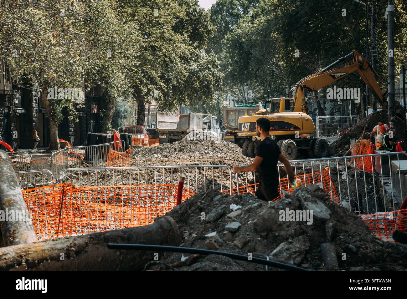 Bagger und Arbeiter während der Rekonstruktion der Rustaveli Avenue in Tiflis Stockfoto