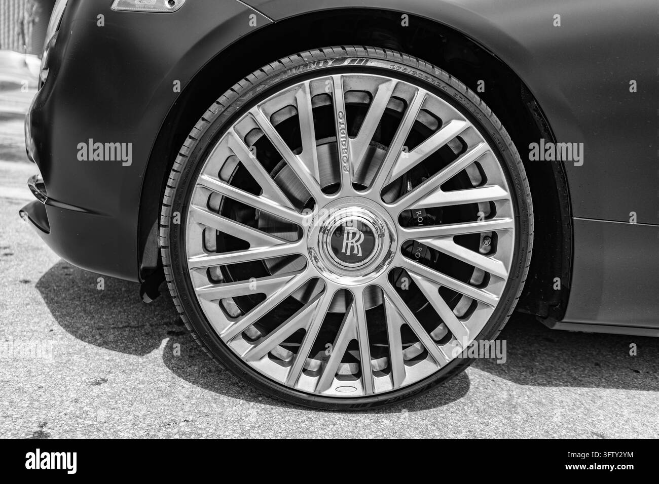 Miami, Florida, USA - 13. Juli 2025: Car Rolls Royce Wraith parkt im Freien. Graues schwarzes Auto, Radsicht. 2016 Rolls Royce Wraith Luxuscoupé Stockfoto