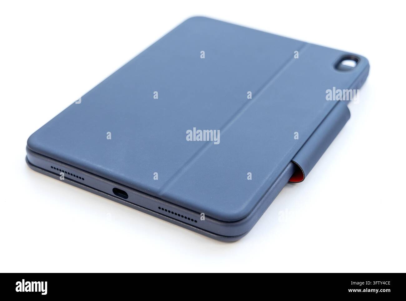 Ein geschlossener Schutzkoffer enthält ein kleines elektronisches Tablet im Inneren Stockfoto