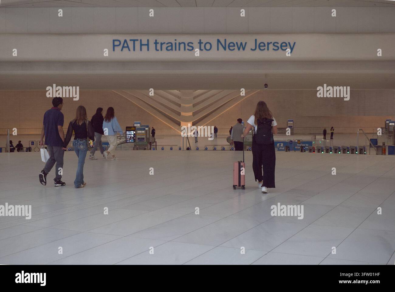 Pendler betreten den Eingang einer PATH-Bahnstation in Manhattan, um Züge zu besteigen, die New York City mit New Jersey verbinden, Stockfoto