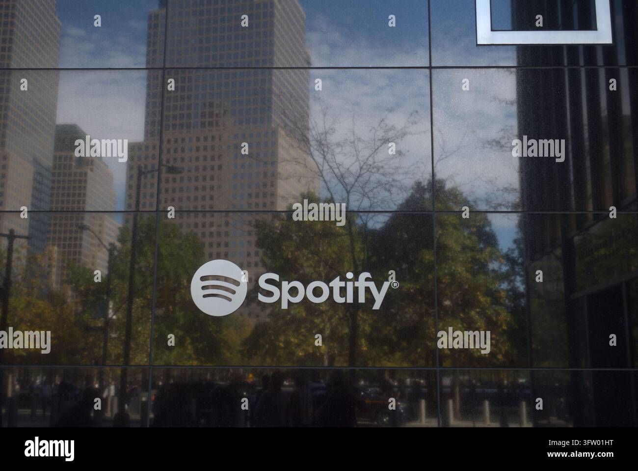 Das Spotify-Logo wird im Hauptsitz des Unternehmens in der Innenstadt von Manhattan angezeigt, Stockfoto