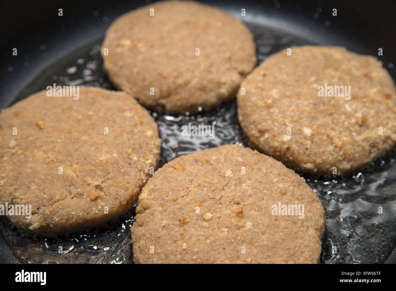 Hausgemachte Hühnerkoteletts braten in der Pfanne – Hausmannskost Stockfoto