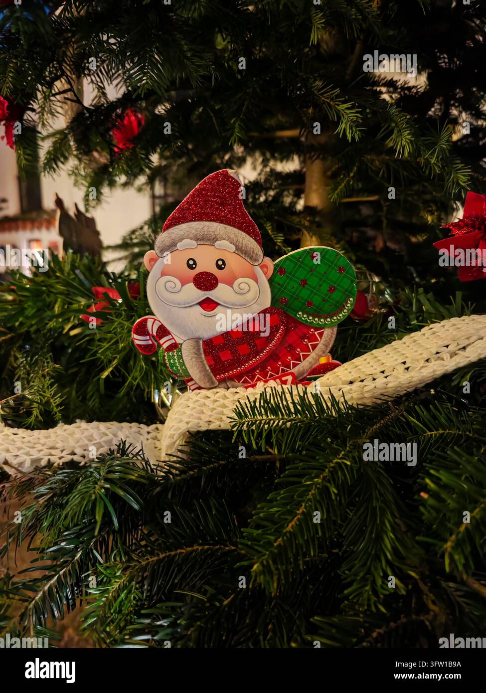 Eine Puppe als Weihnachtsmann gekleidet auf den Straßen von Mijas, Spanien Stockfoto