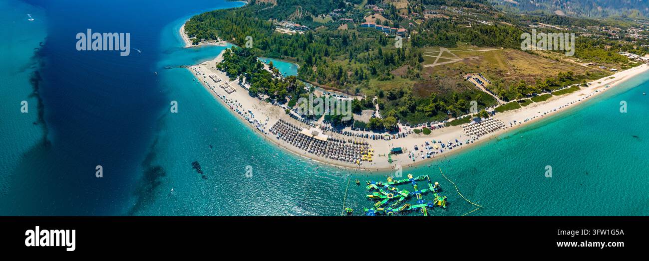 Aufblasbarer Wasserpark am Strand in Glarokavos, Chalkidiki, Griechenland Stockfoto