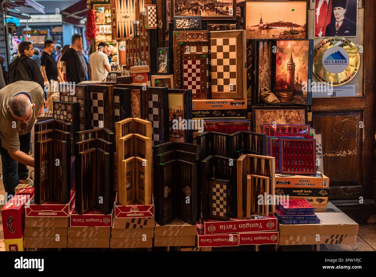 Türkei, Istanbul 2025 10 03: Weitwinkelaufnahme von traditionellen hölzernen Backgammonbrettern und Schachsets, die in einem Istanbuler Marktladen ausgestellt sind. Stockfoto