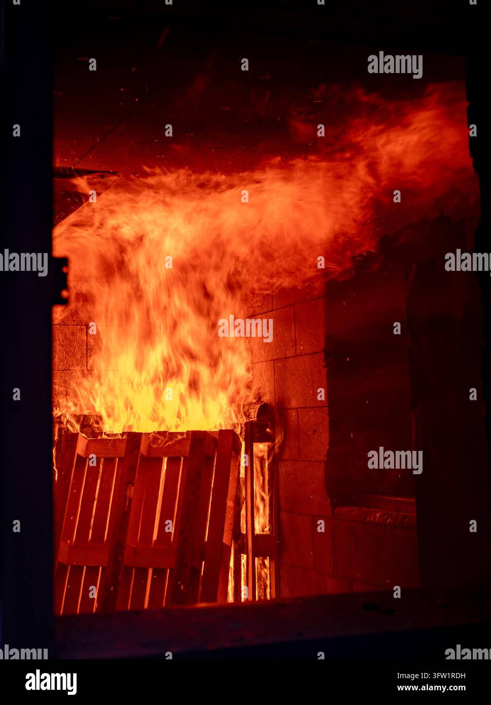 Entwickeltes Kompartmentfeuer in einem Brandübungsraum der Feuerwehr während kontrollierter Live-Brand- und Flashover-Schulung Stockfoto