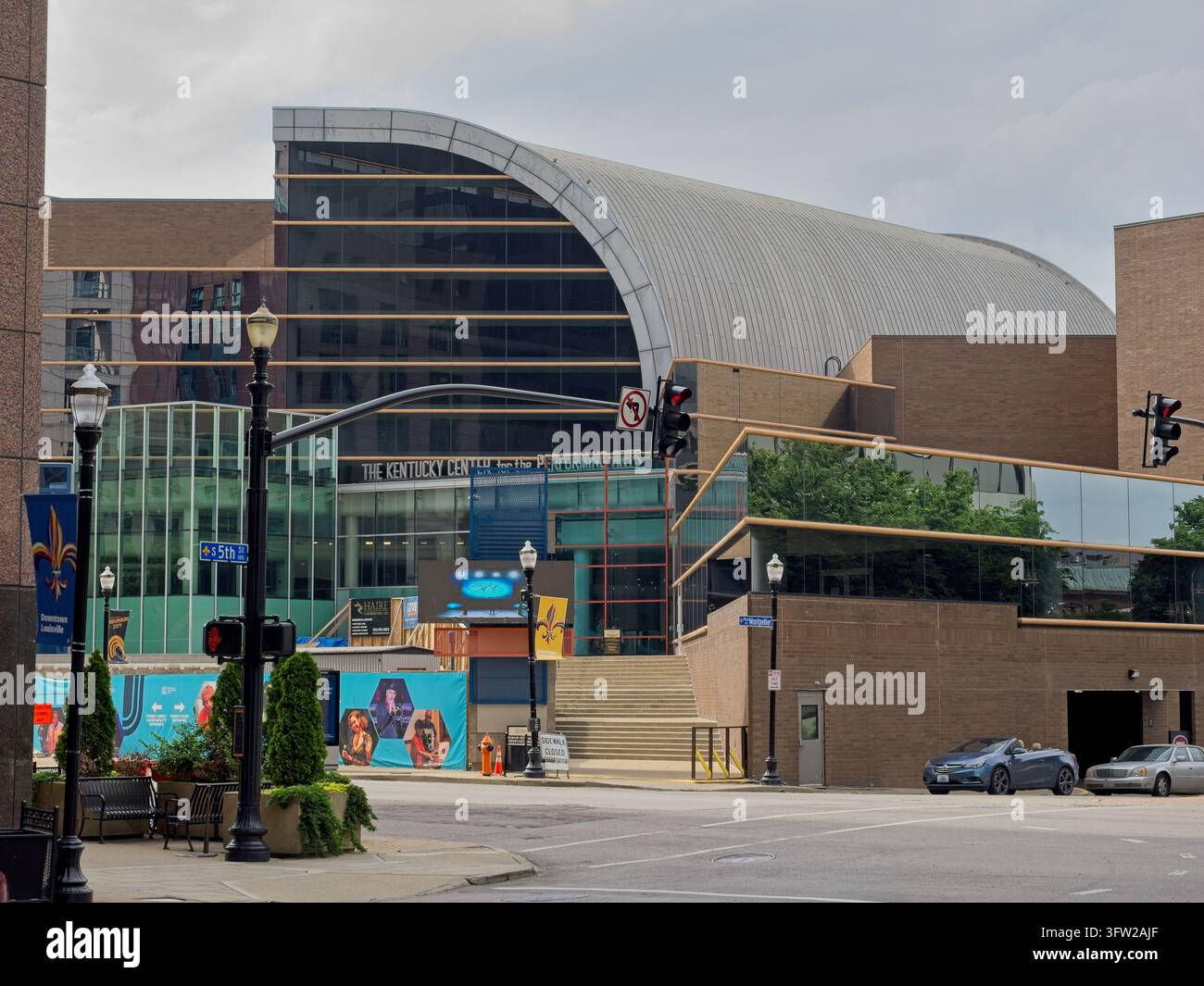 Kentucky Center for the Performing Arts im Zentrum von Louisville, Kentucky — Mai 2025 Stockfoto