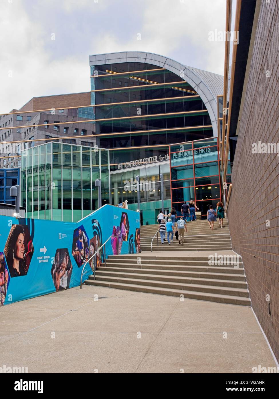 Eingangstreppen zum Kentucky Center for the Performing Arts im Stadtzentrum von Louisville, Kentucky — Mai 2025 Stockfoto