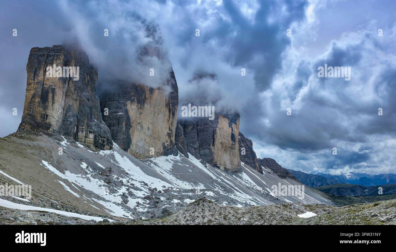 Dramatischer Blick auf die ikonischen drei Gipfel der Tre Cime di Lavaredo in den italienischen Dolomiten an einem bewölkten Sommertag Stockfoto